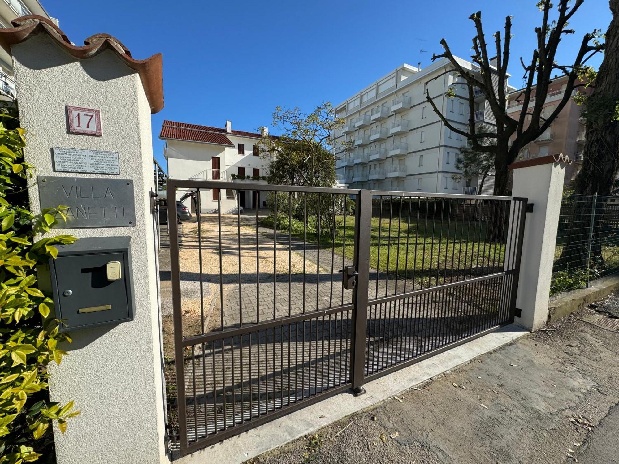App4Rent Villa Zanetti - Appartamenti Con Spiaggia Privata Frontemare Lido di Jesolo Esterno foto