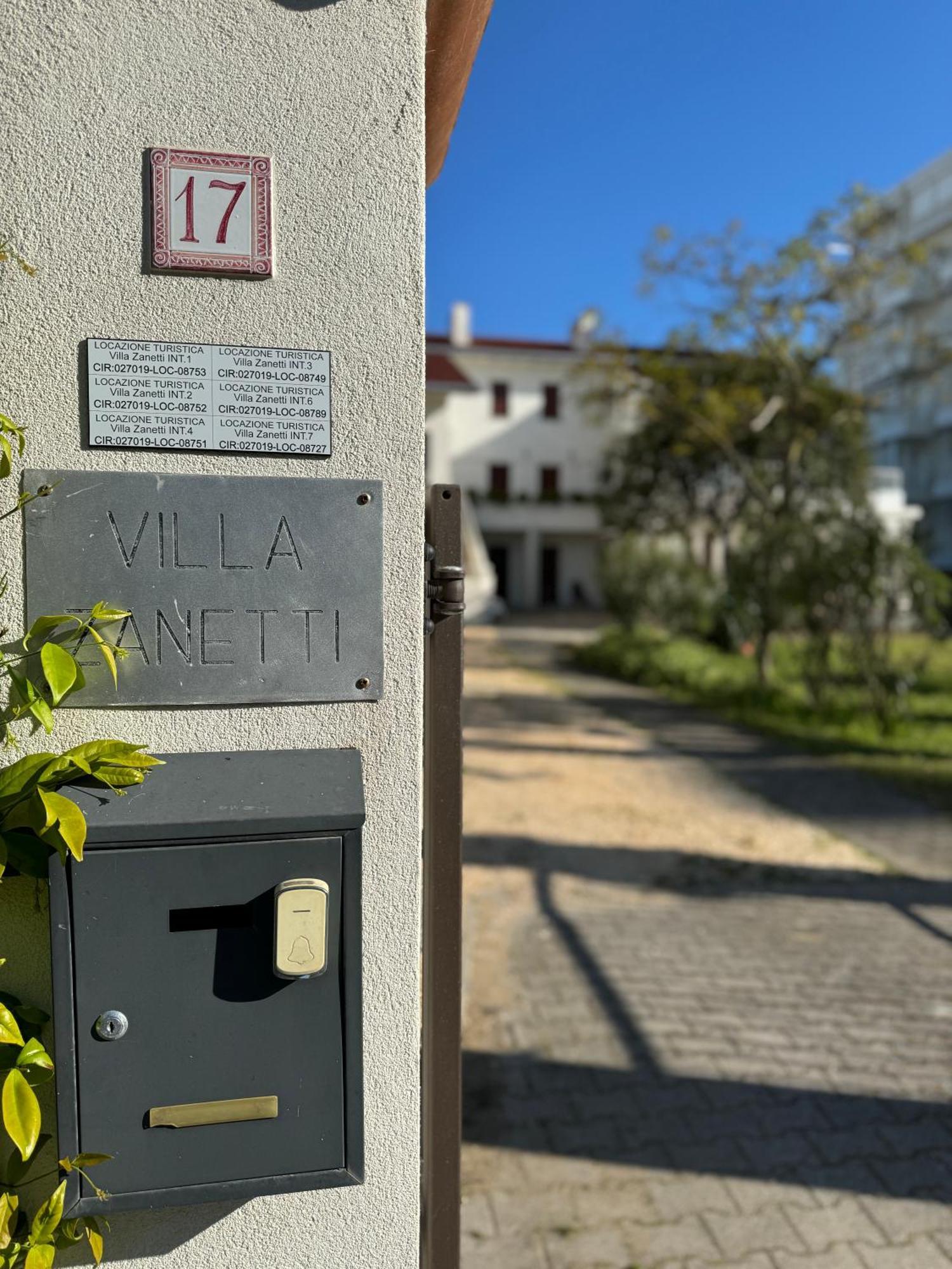 App4Rent Villa Zanetti - Appartamenti Con Spiaggia Privata Frontemare Lido di Jesolo Esterno foto