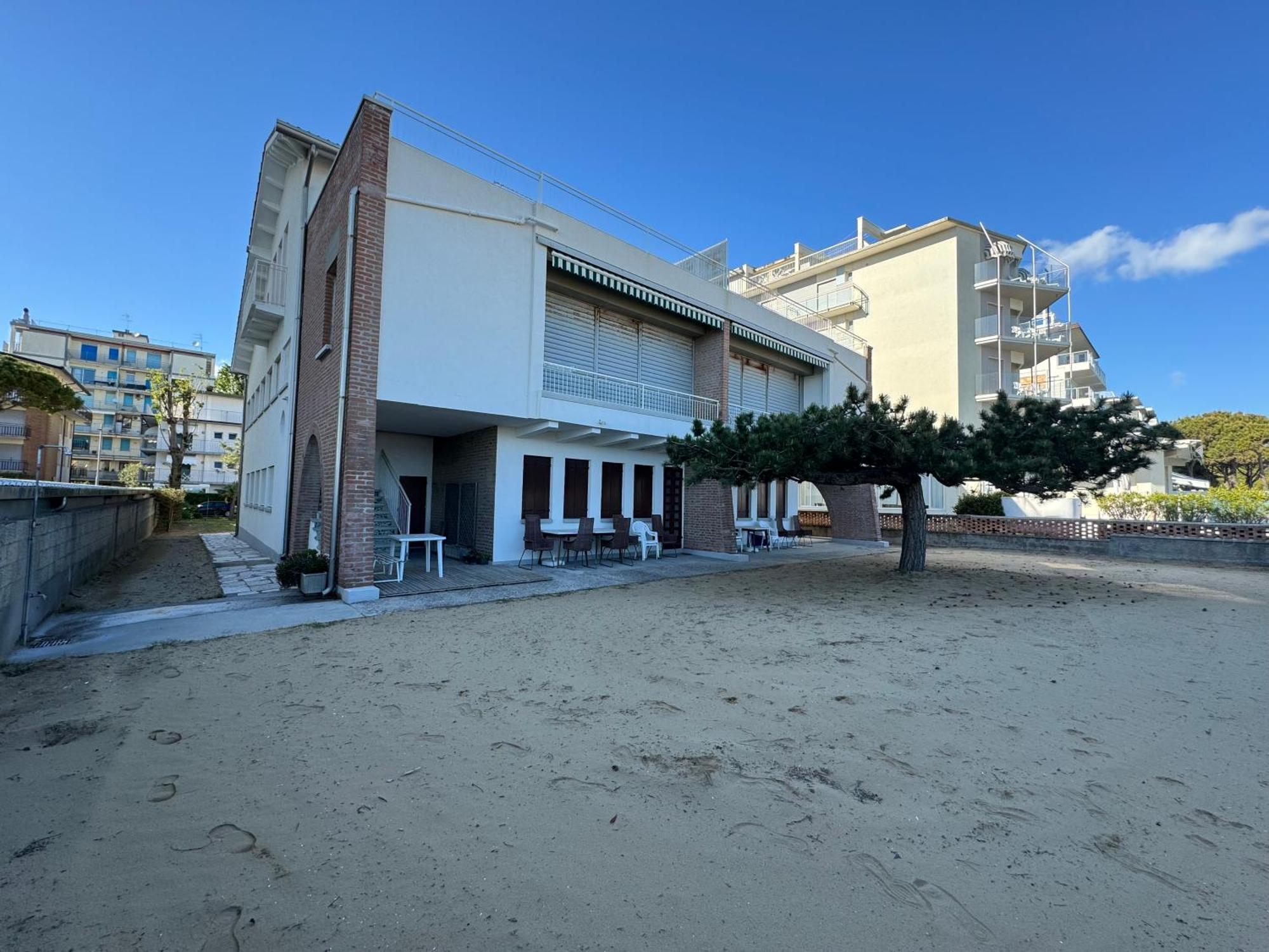 App4Rent Villa Zanetti - Appartamenti Con Spiaggia Privata Frontemare Lido di Jesolo Esterno foto
