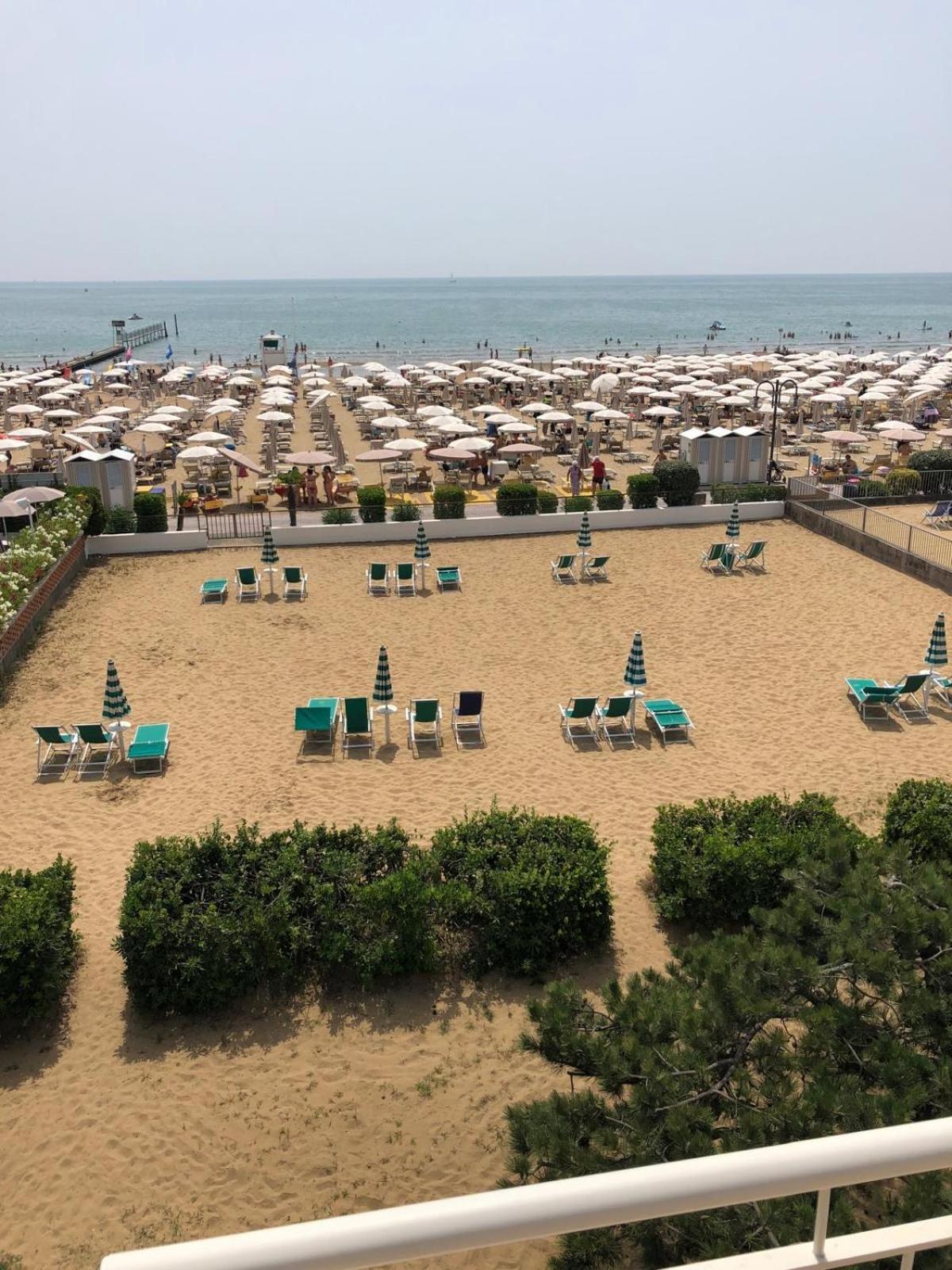 App4Rent Villa Zanetti - Appartamenti Con Spiaggia Privata Frontemare Lido di Jesolo Esterno foto