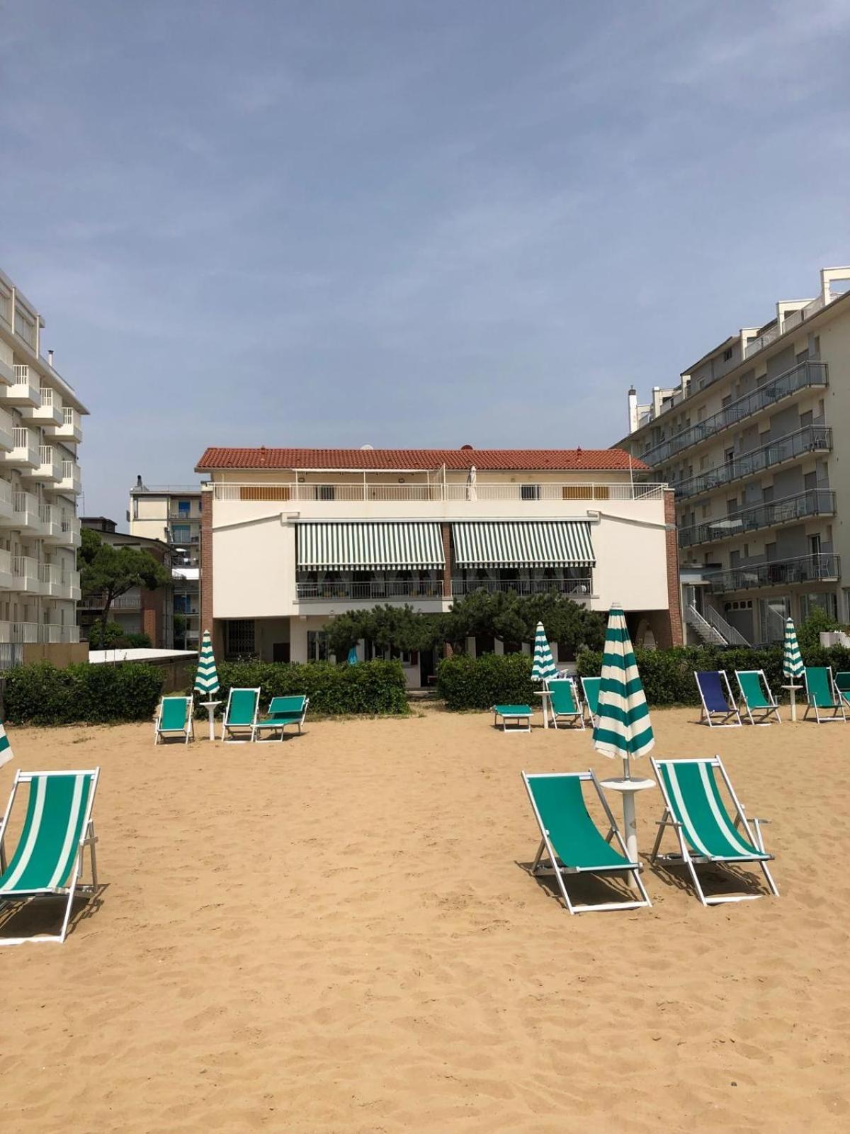 App4Rent Villa Zanetti - Appartamenti Con Spiaggia Privata Frontemare Lido di Jesolo Esterno foto