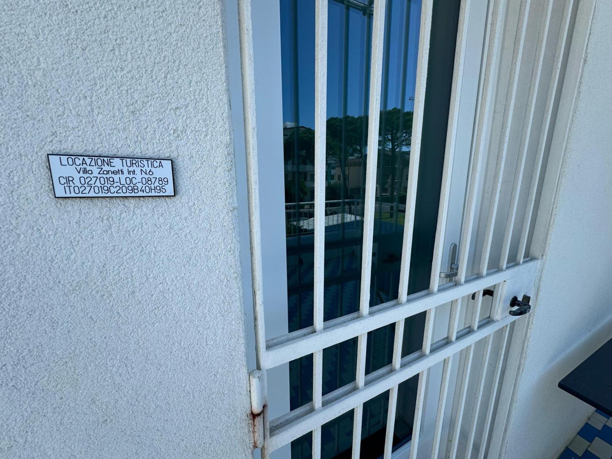 App4Rent Villa Zanetti - Appartamenti Con Spiaggia Privata Frontemare Lido di Jesolo Esterno foto
